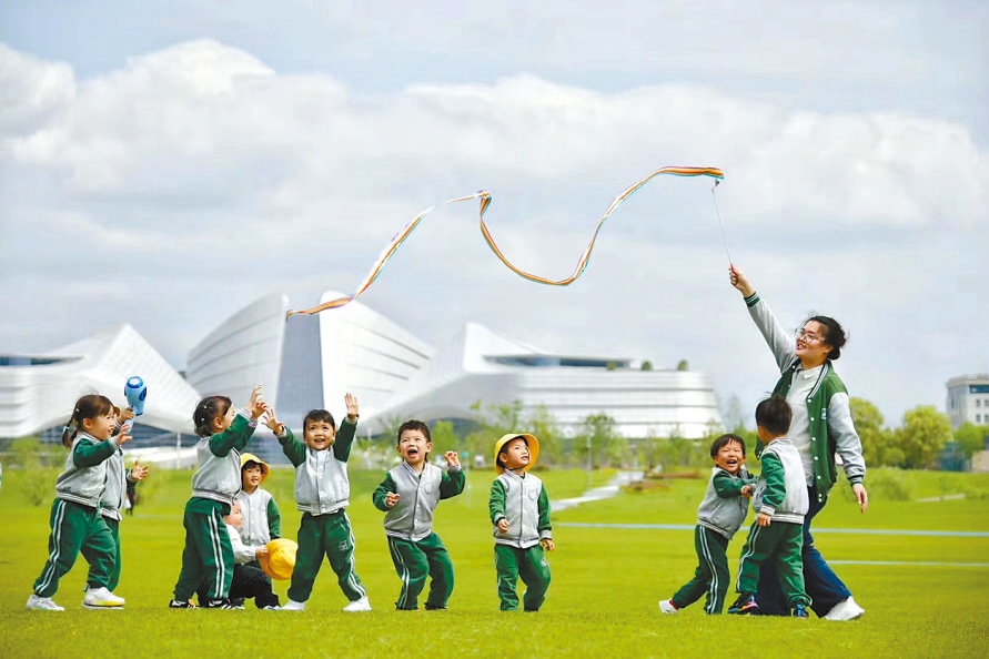  童心飛揚 在浙江衢州市智慧新城草坪公園，一名幼兒園老師揮舞彩帶，與孩子們一起玩耍。衢州市柯城區(qū)將兒童友好理念融入城區(qū)整體規(guī)劃，努力為兒童成長創(chuàng)造更好的發(fā)展環(huán)境，提升兒童和家庭的獲得感、幸福感、安全感。 衢州市柯城區(qū)某幼兒園哥倫比亞籍教師 莉莉安娜·雷斯特雷波·埃斯皮諾薩攝 “我和家人都很喜歡在衢州生活，這是一座兒童友好城市，有很多兒童營地和戶外活動場所。我看到孩子們在幼兒園、戶外非?？鞓返赝嫠?，便用相機記錄下這美好時刻?！? /></p> <p style=