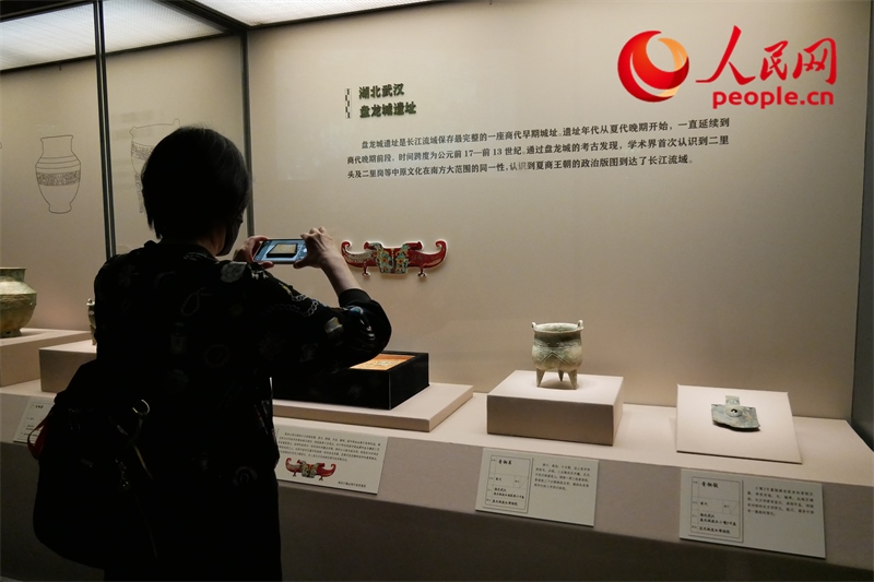 今年9月，觀眾正在參觀“鑒往知遠(yuǎn)——新時(shí)代考古成果展”。人民網(wǎng)記者 韋衍行攝
