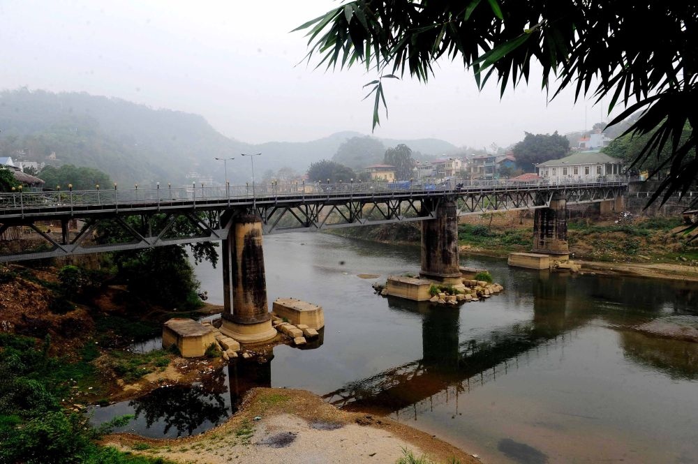 這是滇越鐵路連接中越兩國的中越鐵路大橋，橋的對岸是越南老街省（2010年3月20日攝）。