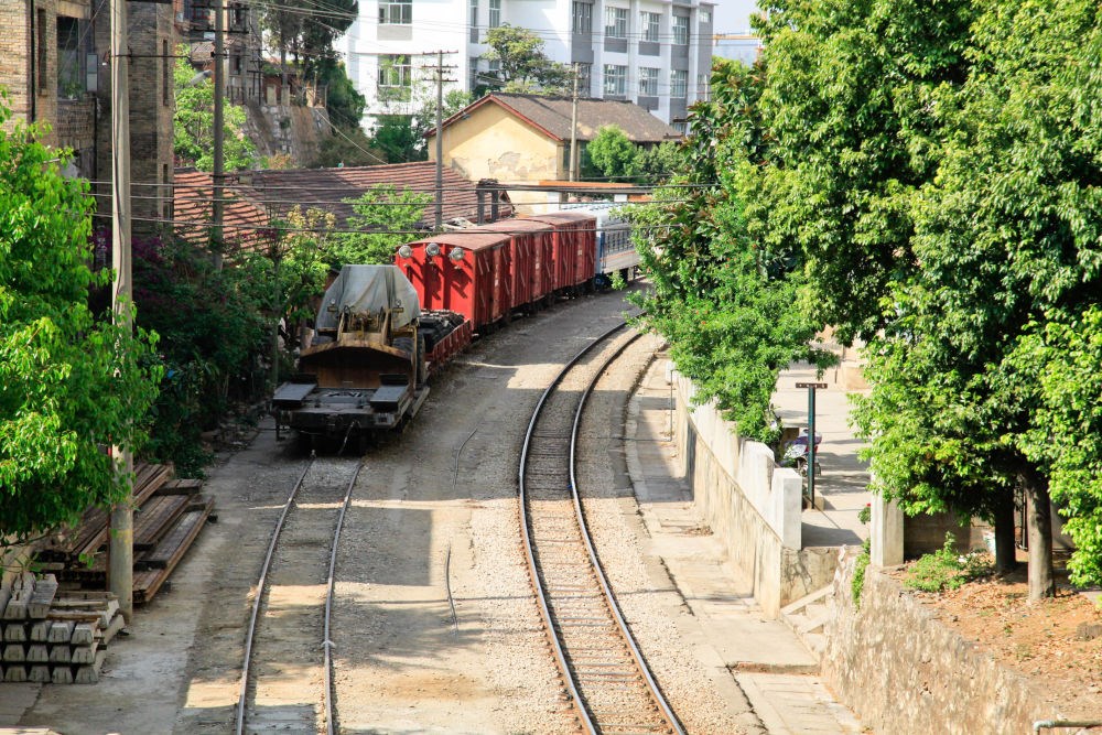 滇越鐵路宜良段的鐵軌與貨車（2013年3月26日攝）。