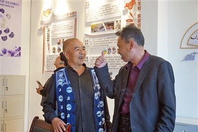  在大理州古生村訴訟服務(wù)站內(nèi)，全國人大代表樊九平為“阿鵬調(diào)解員”點贊。