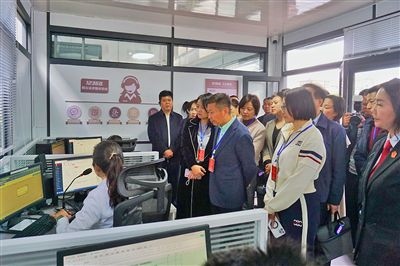 在昆明中院訴前調(diào)解工作室內(nèi)，代表們觀摩法官線上調(diào)解。