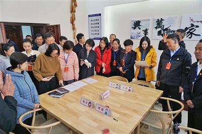  在劍川法院家事調(diào)解室內(nèi)，該院制作的《離婚證明書》引起了代表們的關(guān)注。