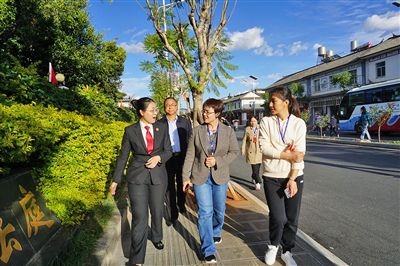  全國人大代表王爭（右一）、張海鷗（右二）向法官了解民族特色調(diào)解工作機制。