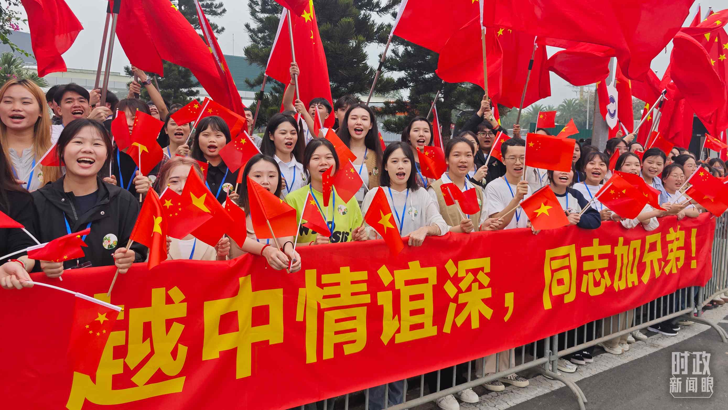 △習(xí)近平乘車(chē)從機(jī)場(chǎng)赴下榻飯店途中，許多人自發(fā)聚集在道路兩旁，揮舞兩國(guó)旗幟，表達(dá)熱烈歡迎。（總臺(tái)央視記者耿小龍拍攝）