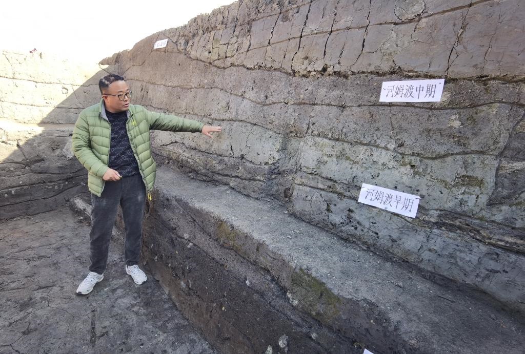 12月14日，汶溪遺址發(fā)掘項(xiàng)目現(xiàn)場(chǎng)負(fù)責(zé)人雷少介紹遺址整體情況。新華社記者顧小立 攝