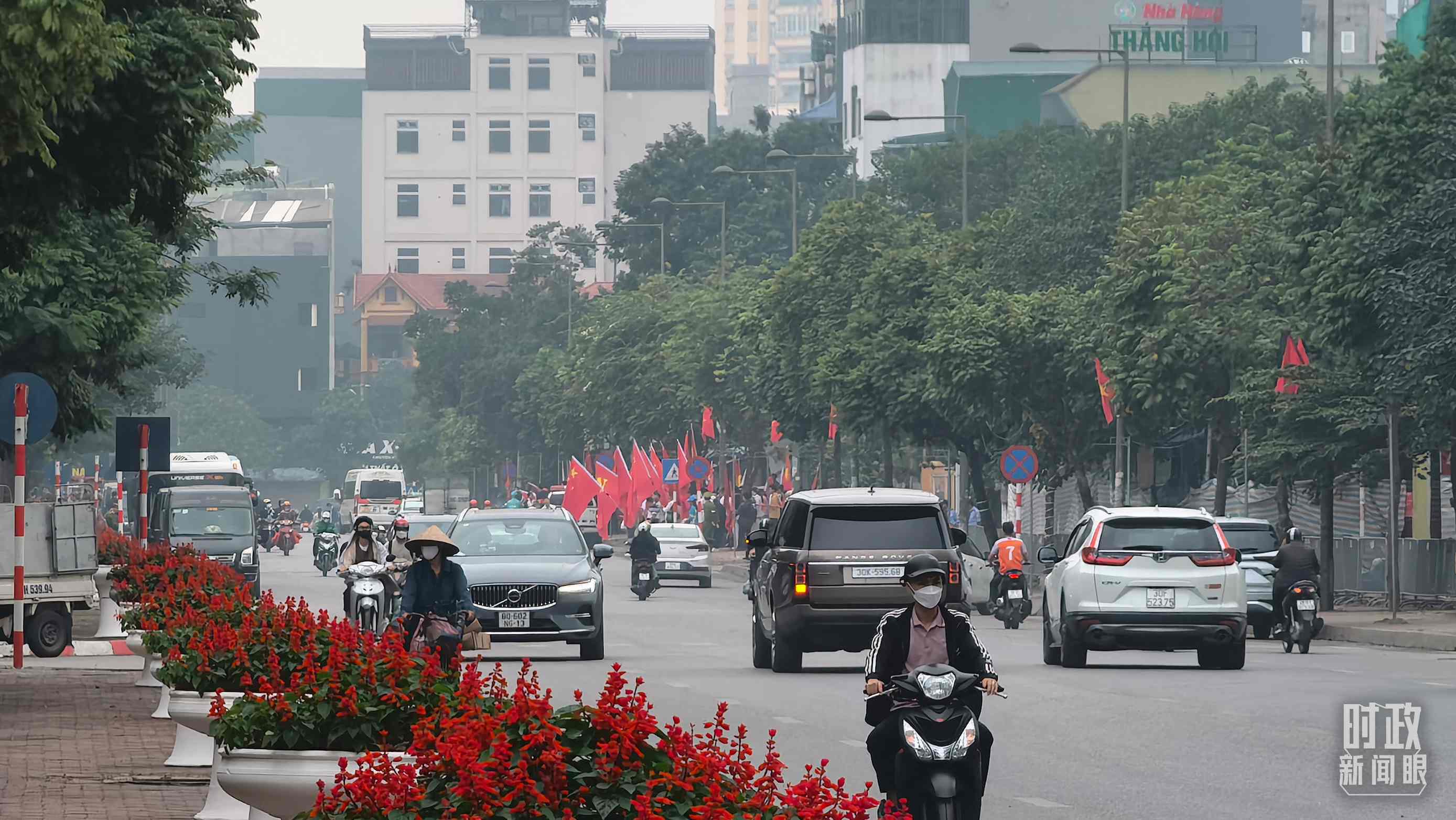 △河內(nèi)街道兩側(cè)的中越兩黨兩國(guó)旗幟。（總臺(tái)央視記者韓銳拍攝）