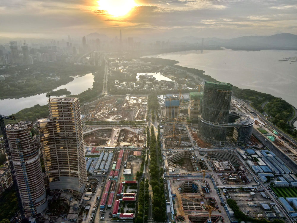 位于深圳市南山區(qū)的深圳灣超級總部基地建設(shè)現(xiàn)場（無人機照片，2023年8月26日攝）。新華社記者 周科 攝