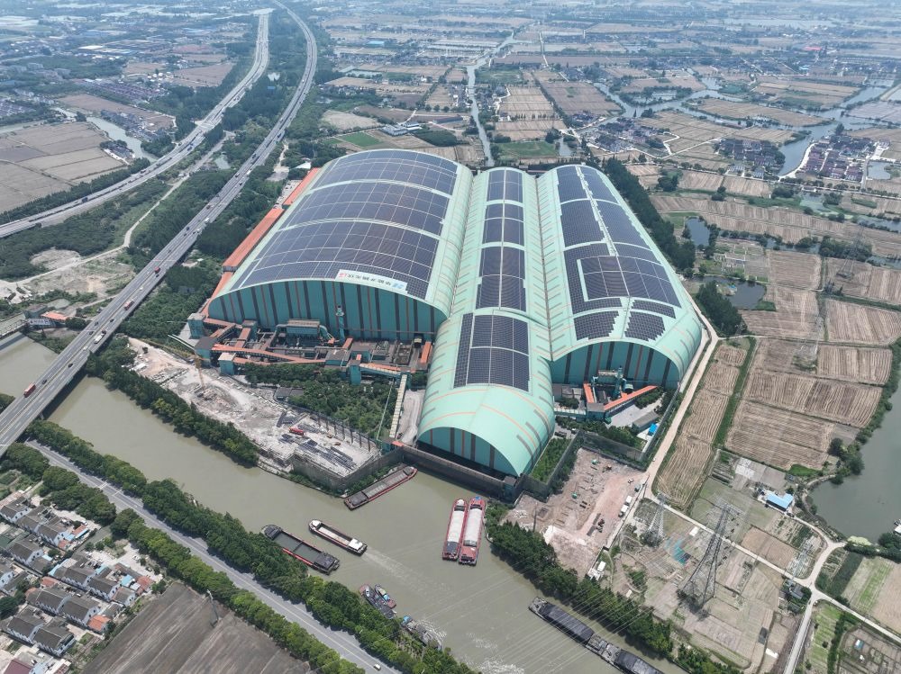 這是江蘇蘇州市常熟市龍騰特種鋼有限公司碼頭料場屋頂光伏（無人機照片，2023年6月9日攝）。新華社記者 季春鵬 攝