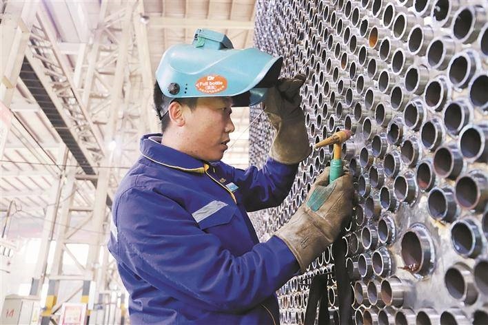 邵旭鵬在車間進(jìn)行電焊作業(yè)。受訪者供圖