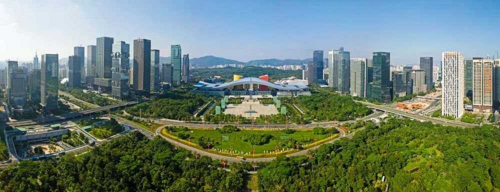 這是在廣東省深圳市拍攝的深圳市民中心和蓮花山公園一線（2020年10月2日攝，無人機(jī)照片）。新華社記者 梁旭 攝