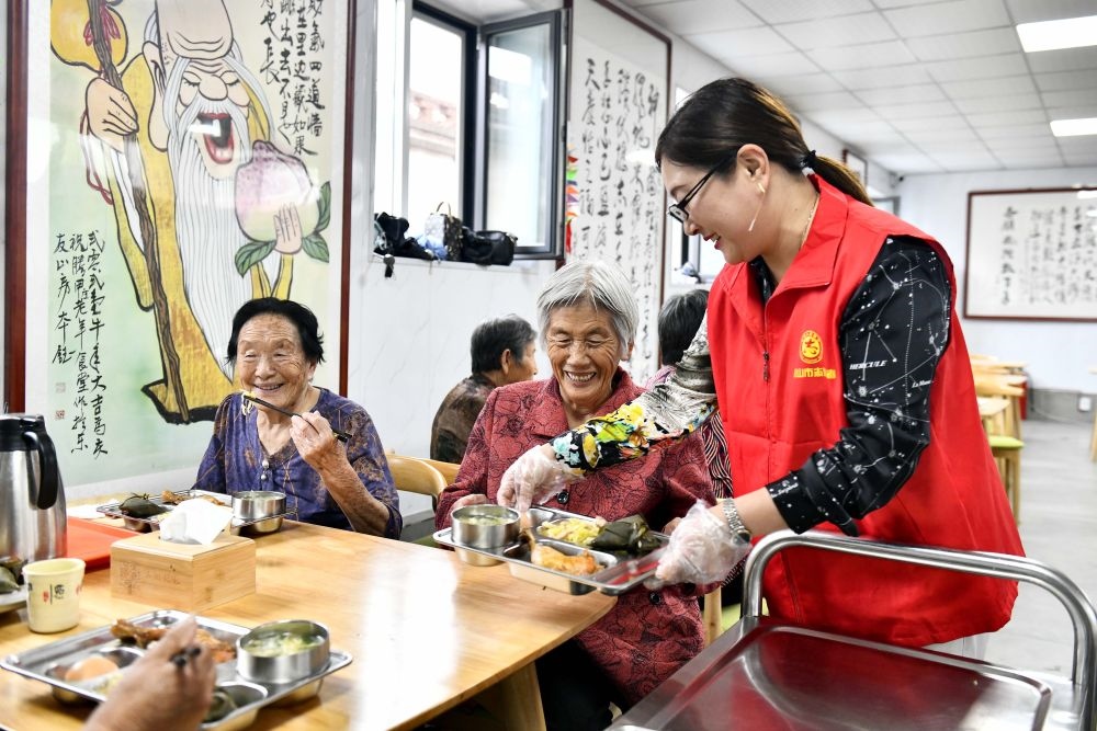 在山東省乳山市城區(qū)街道騰甲莊村幸福食堂，志愿者為老人們配送午餐（2023年6月24日攝）。新華社記者 郭緒雷 攝