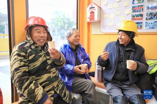 12月16日，幾名戶外勞動者在位于浙江舟山市的一家“勞動者驛站”里喝姜茶驅(qū)寒。