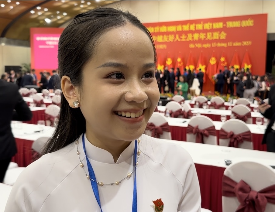 越南青年代表黎月瓊接受記者采訪。