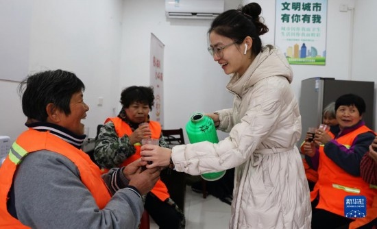 12月16日，在浙江省湖州市德清縣乾元鎮(zhèn)環(huán)衛(wèi)工人愛心驛站，志愿者為環(huán)衛(wèi)工人倒紅糖姜茶。