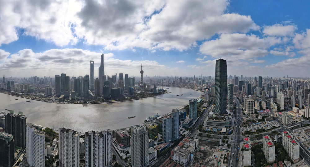 從上海虹口區(qū)北外灘空中俯瞰中國(guó)（上海）自由貿(mào)易試驗(yàn)區(qū)陸家嘴片區(qū)（2023年1月10日攝，無人機(jī)全景照片）。新華社記者 方喆 攝