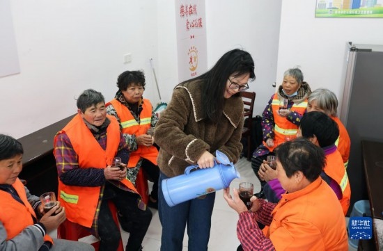 12月16日，在浙江省湖州市德清縣乾元鎮(zhèn)環(huán)衛(wèi)工人愛心驛站，志愿者為環(huán)衛(wèi)工人倒紅糖姜茶。