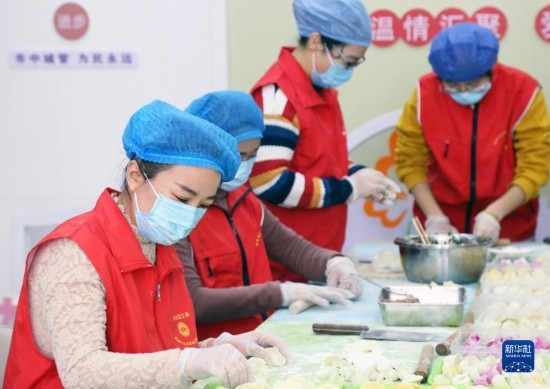 12月16日，在山東省棗莊市市中區(qū)城管藍(lán)職工志愿服務(wù)驛站，愛心志愿者為戶外勞動者包水餃。