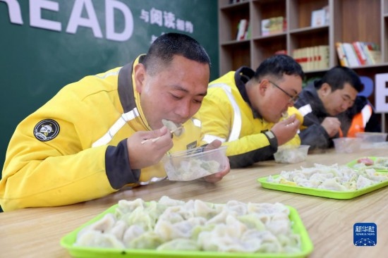 12月16日，在山東省棗莊市市中區(qū)城管藍(lán)職工志愿服務(wù)驛站，戶外勞動者吃上熱氣騰騰的水餃。
