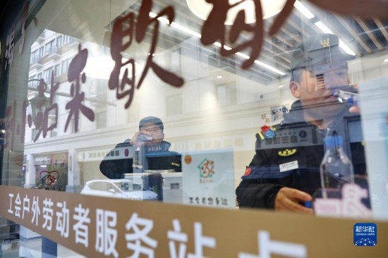 12月16日，戶外工作者在浙江省嘉興市南湖區(qū)丁家橋社區(qū)個性化“惠工小站”休息。