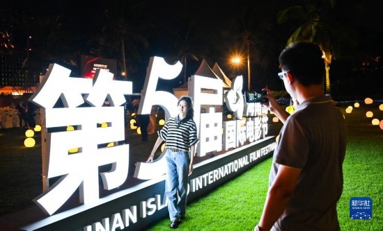 12月16日，觀眾在第五屆海南島國際電影節(jié)開幕式現場拍照留念。