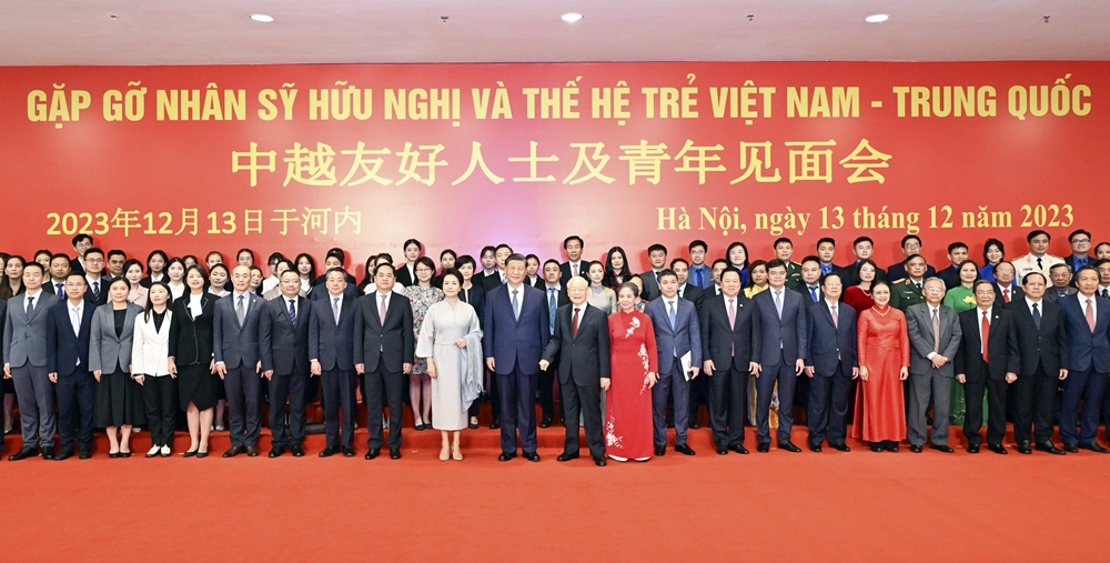 習(xí)近平夫婦和阮富仲夫婦同中越兩國(guó)青年和友好人士代表親切合影。