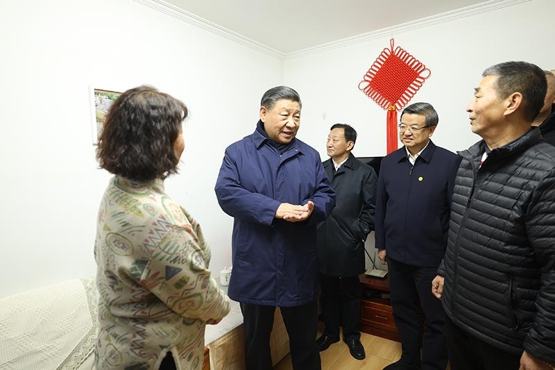 △2023年11月10日下午，習(xí)近平總書記在河北涿州市雙塔街道永濟(jì)秀園小區(qū)居民董彩英家看望慰問(wèn)。