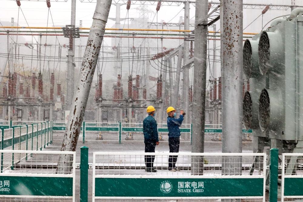 △國(guó)網(wǎng)壽光市供電公司變電運(yùn)維人員在檢查變電站積雪情況。