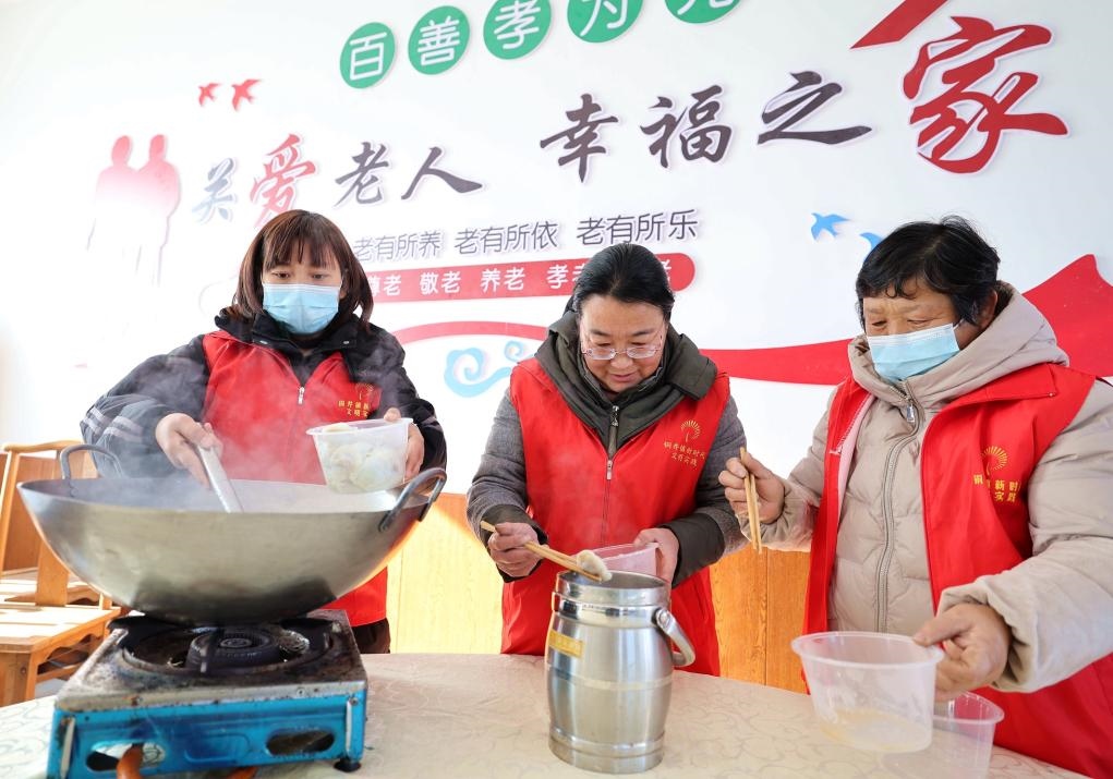 12月17日，在山東省臨沂市沂南縣銅井鎮(zhèn)杜山社區(qū)孝善食堂，志愿者們?cè)跒樯鐓^(qū)內(nèi)獨(dú)居和行動(dòng)不便的老人煮水餃。 新華社發(fā)（王彥冰 攝）