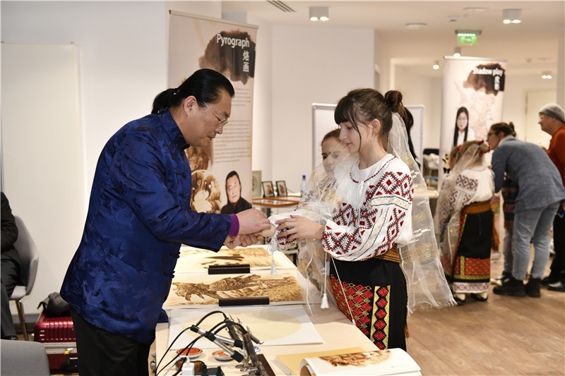 圖為羅馬尼亞小學(xué)生在現(xiàn)場體驗烙畫。 布加勒斯特中國文化中心供圖