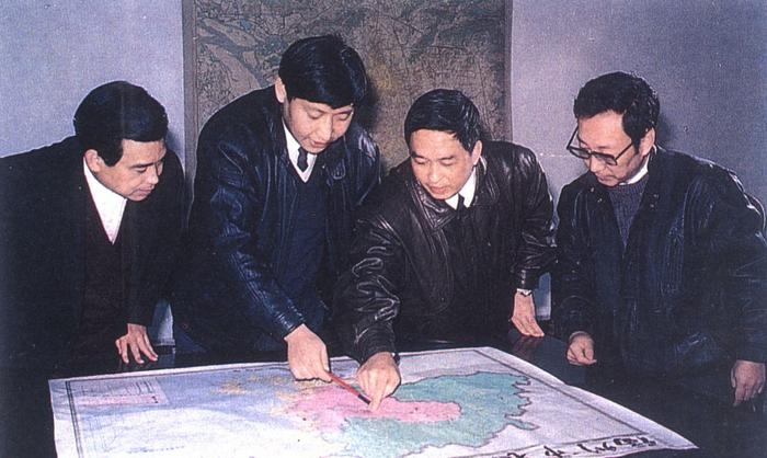 1991年12月，習近平與同事討論福州市戰(zhàn)略規(guī)劃設想。