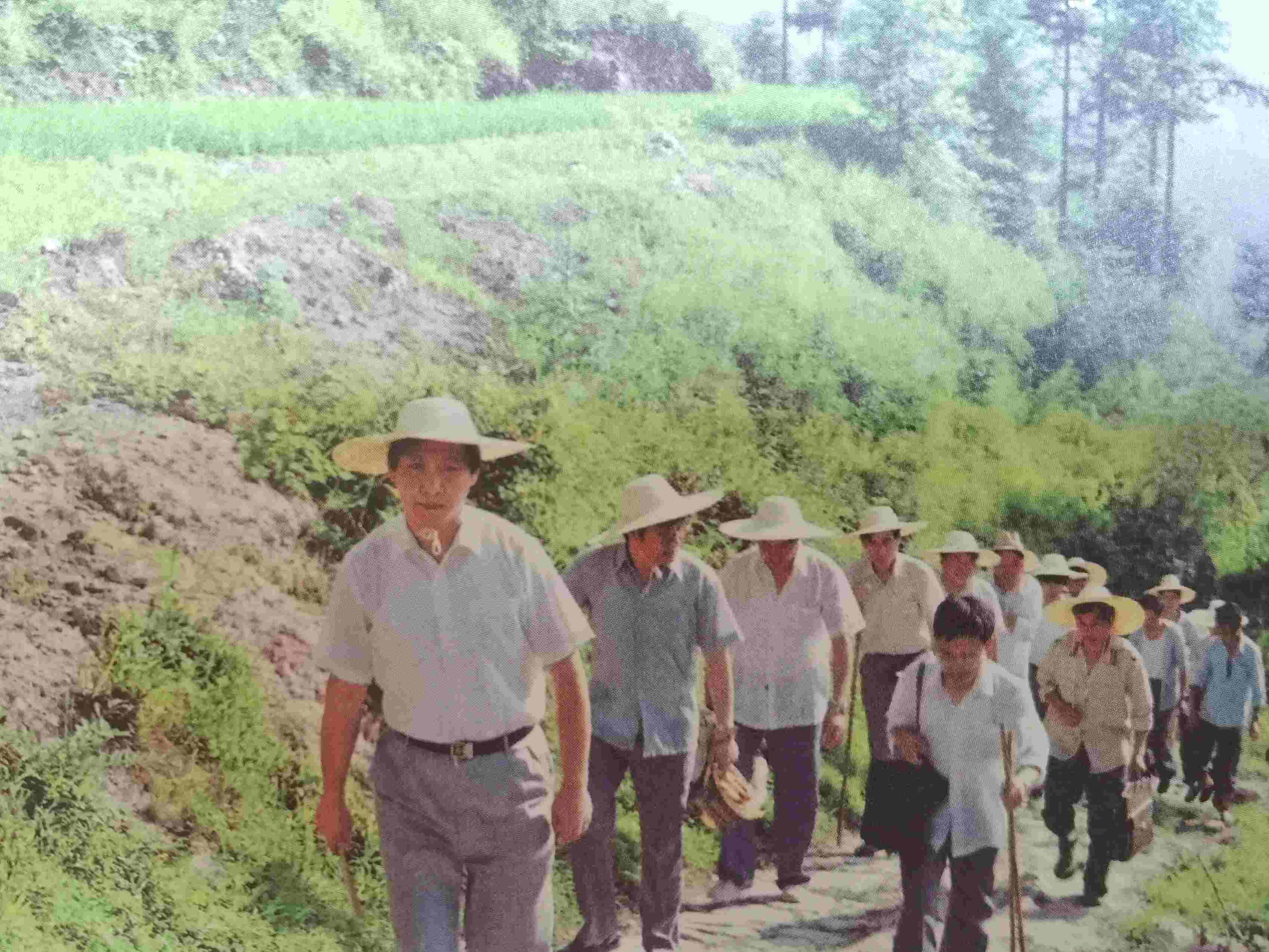 1989年7月，習(xí)近平冒著酷暑，帶頭步行到下黨鄉(xiāng)調(diào)研。