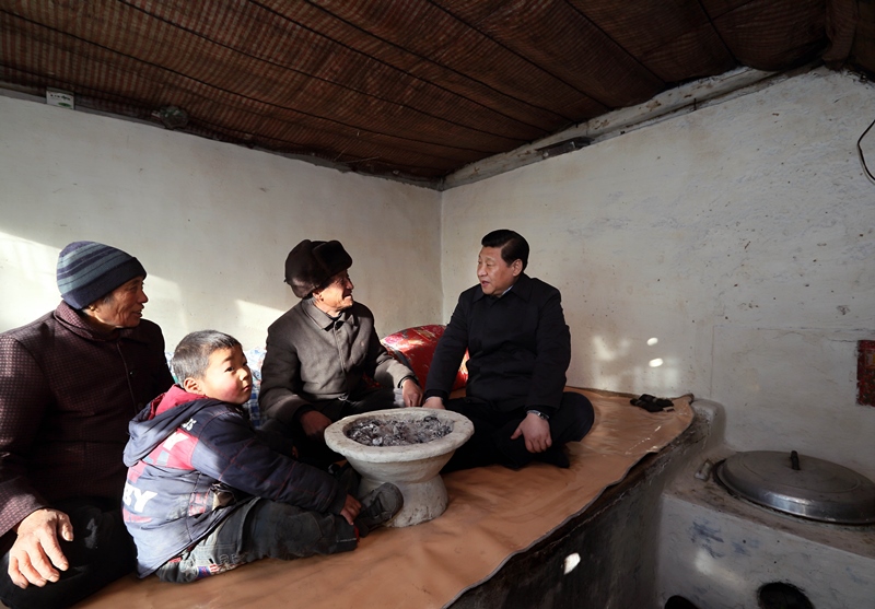 2012年12月30日，習(xí)近平在河北省阜平縣龍泉關(guān)鎮(zhèn)駱駝灣村看望唐榮斌老人一家。