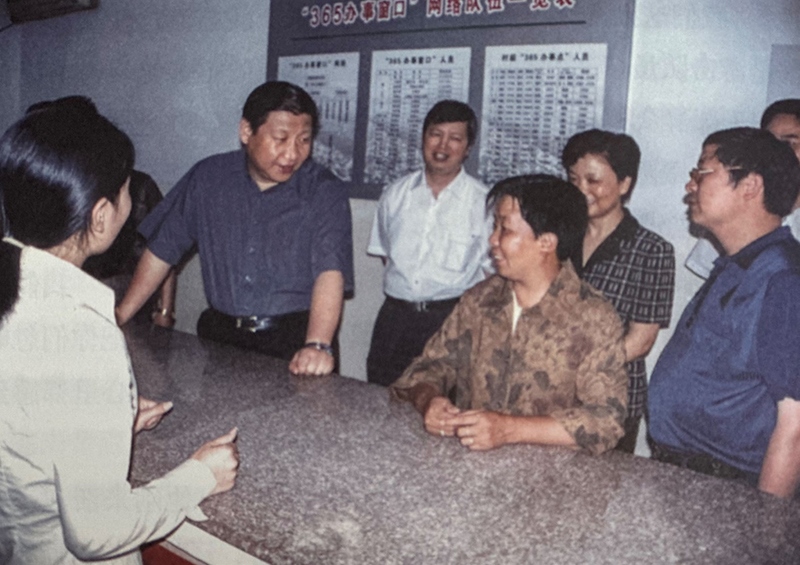 2003年6月，習(xí)近平在浙江金華市磐安縣新渥鎮(zhèn)“365辦事窗口”調(diào)研。