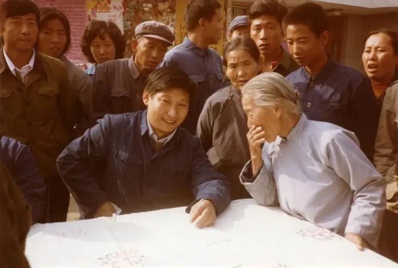 1983年，時(shí)任河北正定縣委書記的習(xí)近平，臨時(shí)在大街上擺桌子聽取老百姓意見。