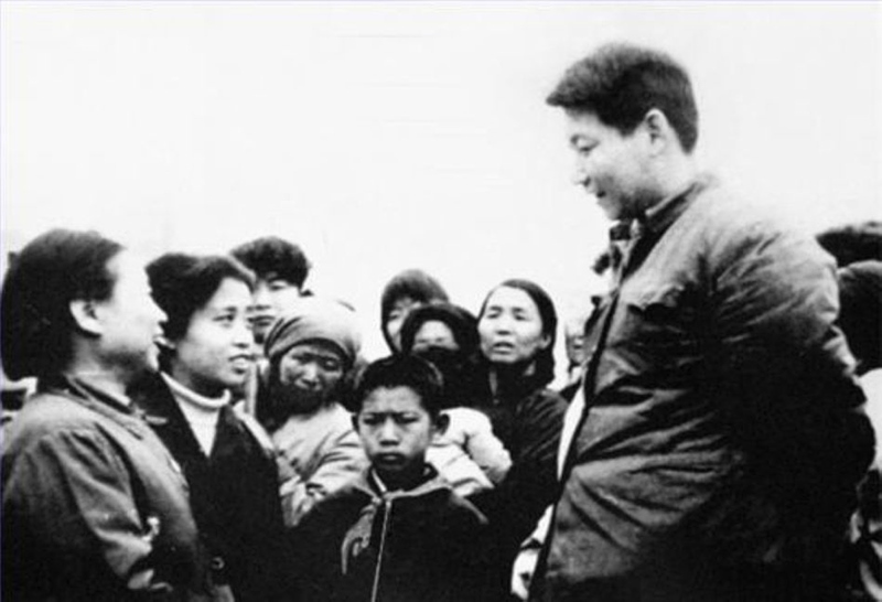 1983年，時(shí)任中共正定縣委書記的習(xí)近平同趙村群眾交談。