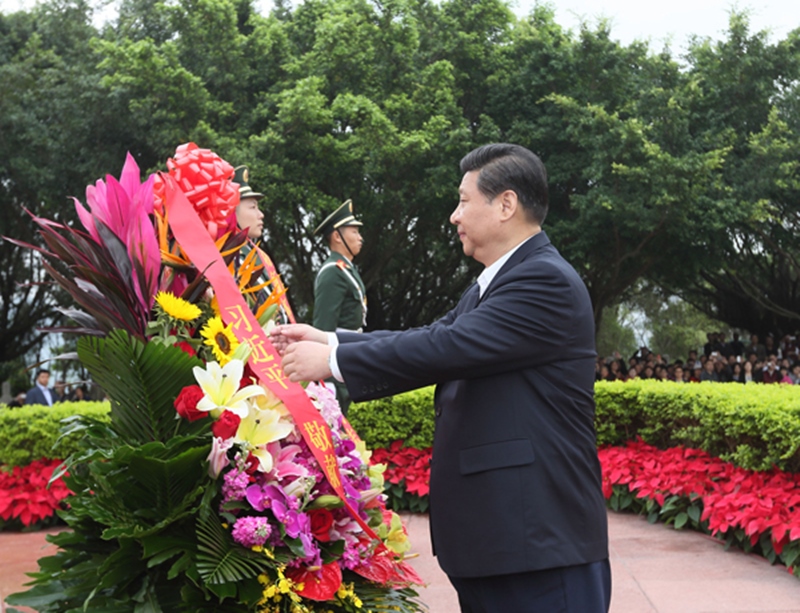 2012年12月8日，習(xí)近平在深圳蓮花山公園向鄧小平銅像敬獻(xiàn)花籃。