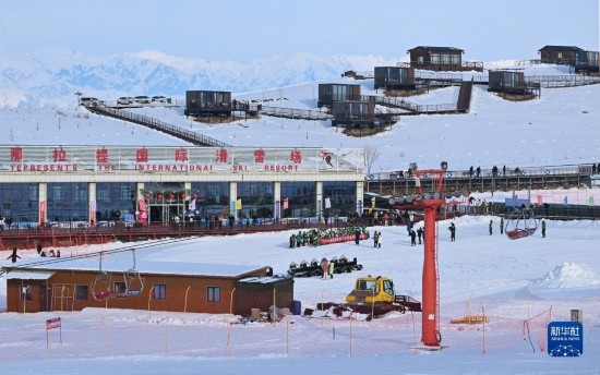 隨著新雪季的到來，那拉提國際滑雪場迎來眾多游客（(12月21日攝）。