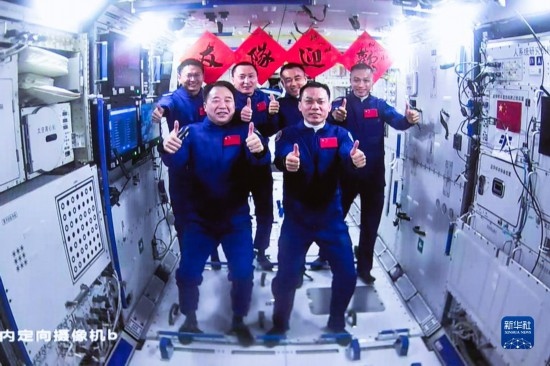 這是2023年10月26日在北京航天飛行控制中心拍攝的神舟十六號航天員乘組與神舟十七號航天員乘組“全家?！?。 新華社發(fā)（韓啟揚 攝）