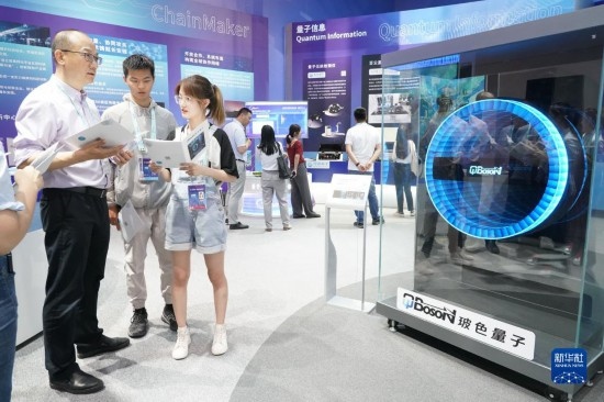 這是2023年5月26日在北京中關(guān)村國家自主創(chuàng)新示范區(qū)展示中心拍攝的100量子比特相干光量子計算機（模型）。 新華社記者 任超 攝