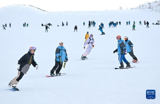 12月21日，游客在那拉提國際滑雪場滑雪。