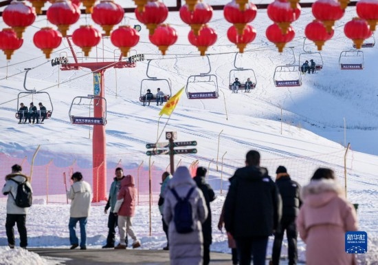 12月21日，那拉提國際滑雪場迎來眾多游客。