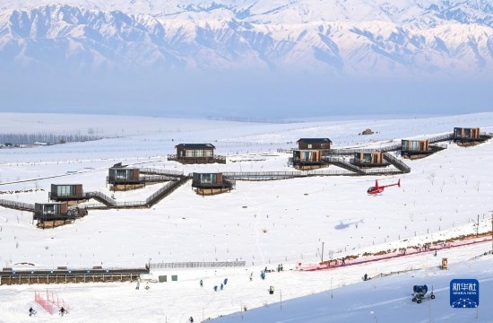 那拉提國際滑雪場旁新近落成的雪景星空民宿（12月21日攝）。