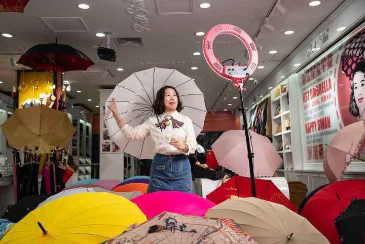 在義烏打拼了27年的商戶張吉英，正通過直播銷售雨傘。義烏市委宣傳部供圖