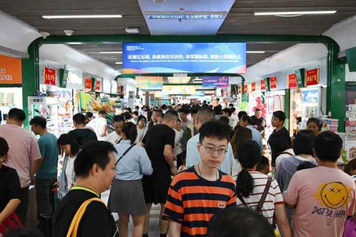 國慶長假期間，“世界超市”摩肩接踵。共享聯(lián)盟·義烏 吳峰宇 攝