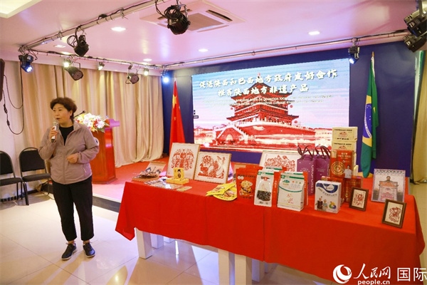 代表團成員、咸陽市政協(xié)主席李曉靜向與會嘉賓介紹了陜西的特色產品。人民網記者 陳海琪攝