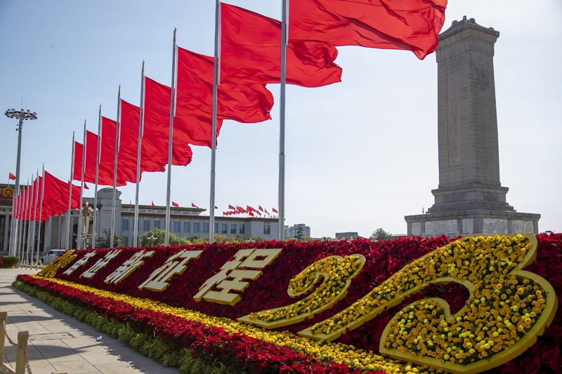 2022年10月16日，北京，中國(guó)共產(chǎn)黨第二十次全國(guó)代表大會(huì)開(kāi)幕，人民大會(huì)堂外紅旗飄揚(yáng)。
