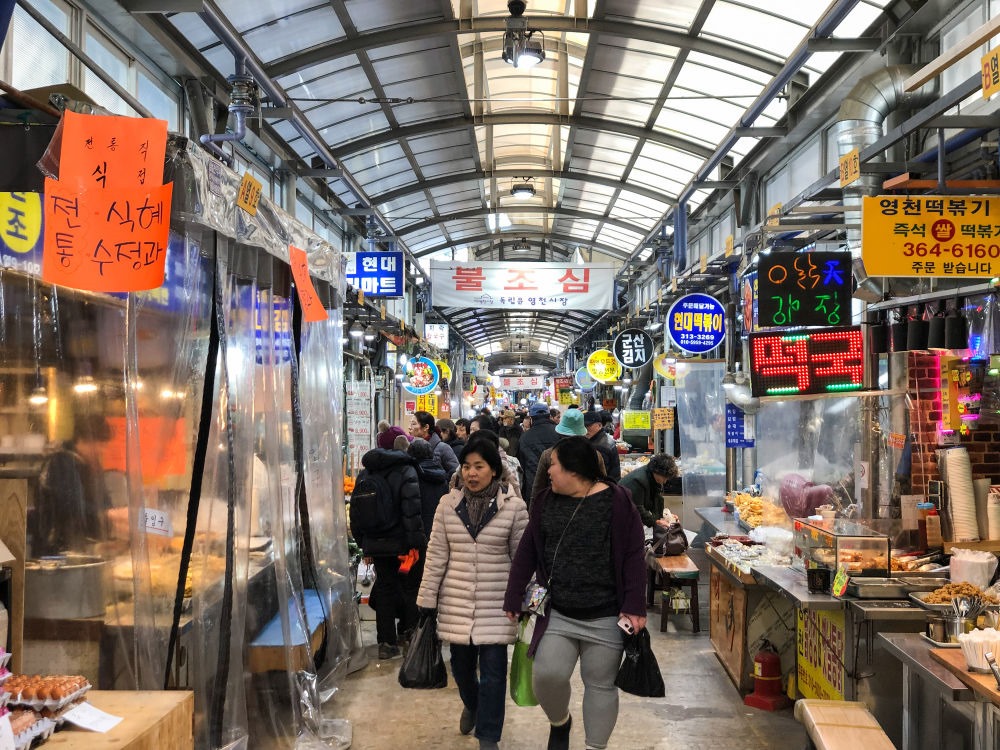 人們?cè)陧n國(guó)首爾的靈泉傳統(tǒng)市場(chǎng)購(gòu)買(mǎi)年貨。新華社記者王婧嬙攝