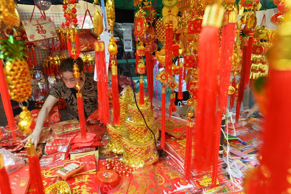 一名商販在泰國(guó)曼谷唐人街的攤位上擺放春節(jié)飾品。新華社發(fā)（拉亨攝）