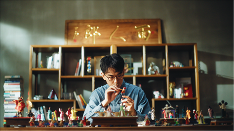 郎佳子彧通過短視頻直播，讓更多人關(guān)注并喜歡捏面人。受訪者供圖